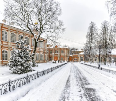 Theodorovsky building and two-story Nikolo-Feodorovskaya church.