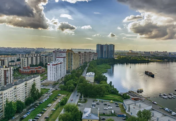 Pandangan atas sungai Neva dan kota Rybvtskoye microdistri — Stok Foto