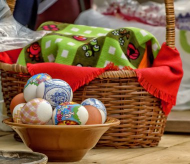 Tapınağın yanındaki ışıkta paskalya yumurtası ve kekler.