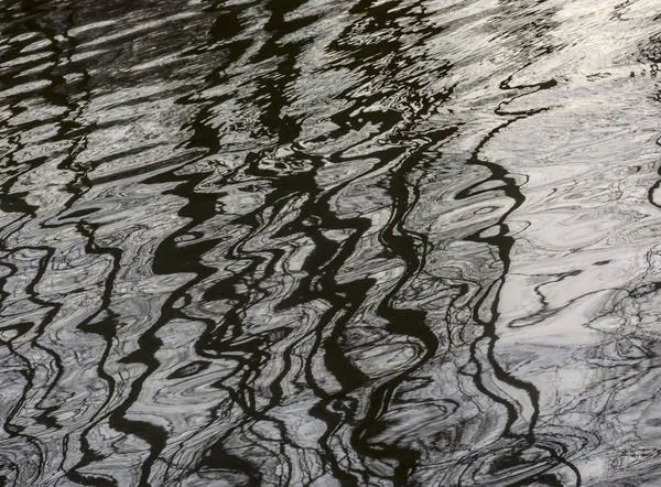 Reflexão abstrata de árvores na água de um rio . — Fotografia de Stock