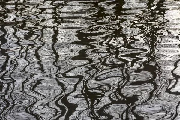 Reflexão abstrata de árvores na água de um rio . — Fotografia de Stock