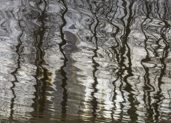 Reflejo abstracto de los árboles en el agua de un río . — Foto de Stock