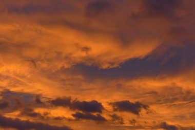 St. Petersburg 'da alışılmadık renkli gün doğumu