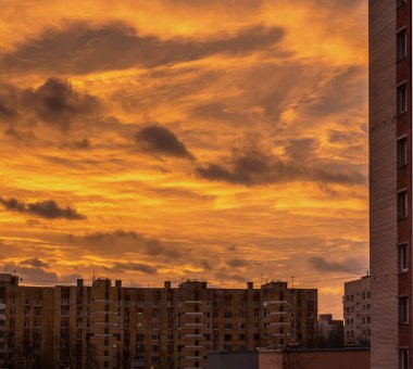 St. Petersburg 'da alışılmadık renkli gün doğumu