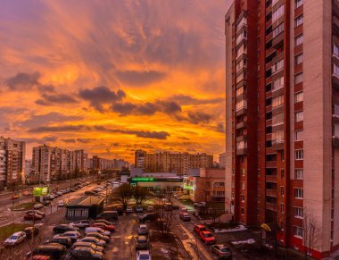 St. Petersburg 'da alışılmadık renkli gün doğumu