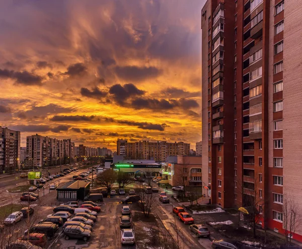 Nascer do sol excepcionalmente colorido em São Petersburgo no início de — Fotografia de Stock