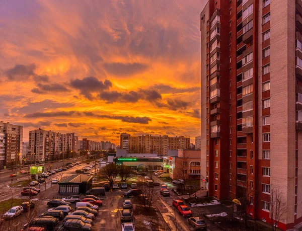 Nascer do sol excepcionalmente colorido em São Petersburgo no início de — Fotografia de Stock