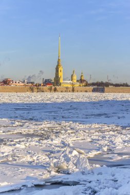 St. Petersburg 'un tarihi merkezinde güneşli bir kış günü. 