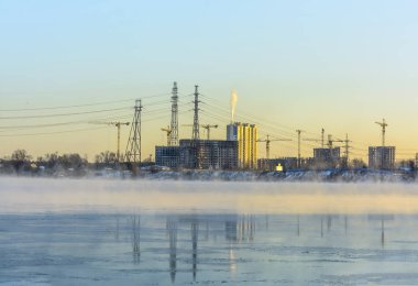 Neva nehri kıyısında Frosty Sunny Ocak günü.