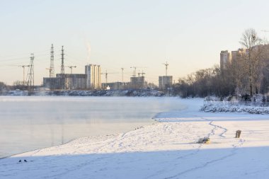 Neva nehri kıyısında Frosty Sunny Ocak günü.