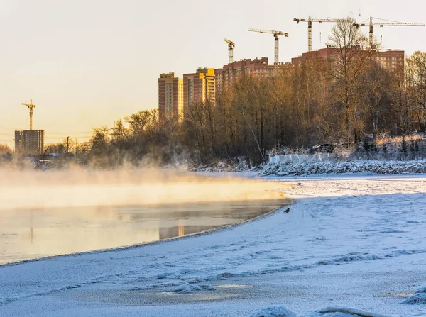 Frosty Sunny enero día en las orillas del río Neva . — Foto de Stock