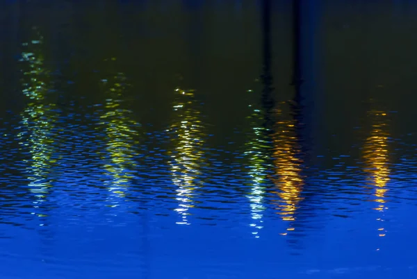Reflexion Des Lichts Von Straßenlaternen Auf Nassem Asphalt Nach Regen — Stockfoto