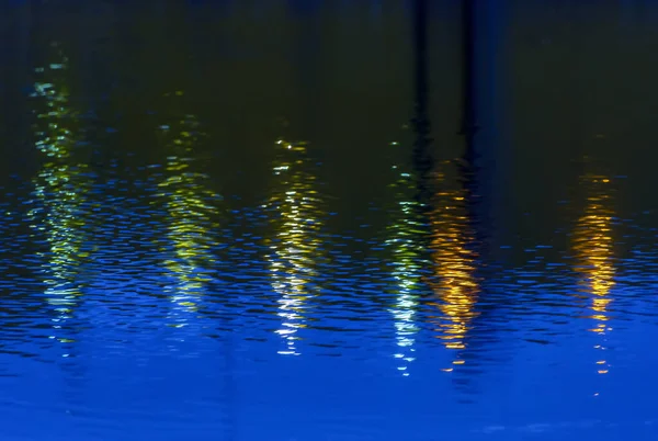 Réflexion Lumière Des Lampadaires Sur Asphalte Humide Après Pluie — Photo