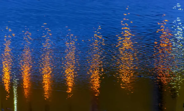 Réflexion Lumière Des Lampadaires Sur Asphalte Humide Après Pluie — Photo