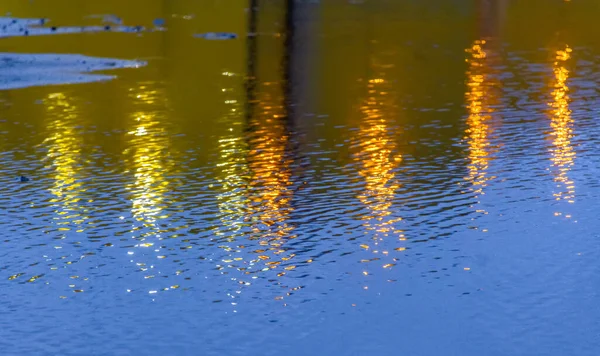 Відбиття Світла Від Вуличних Ліхтарів Мокрій Асфальті Після Дощу — стокове фото