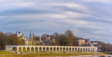 Yaroslavovo Yard ve Torg, Veliky Novgorod 'un ticaret tarafında tarihi bir mimari komplekstir.. 