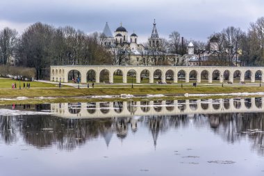 Yaroslavovo Yard ve Torg, Veliky Novgorod 'un ticaret tarafında tarihi bir mimari komplekstir.. 