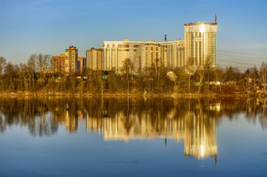 St. Petersburg Neva Nehri 'ndeki yeni yüksek binaların yansıması..