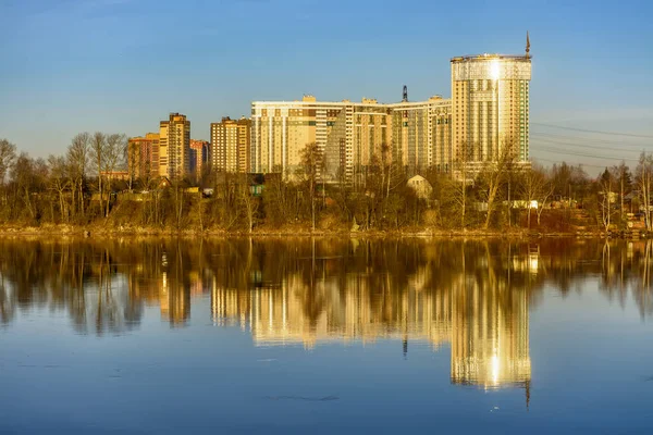 Refleksi Bangunan Pencakar Langit Baru Sungai Neva Petersburg — Stok Foto