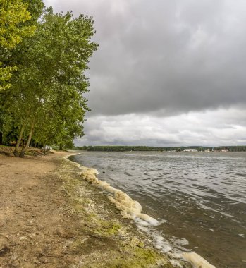 Minsk Denizi gölünün kıyısında rüzgarlı bir hava var.. 