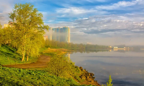 Pagi Yang Berkabut Tepi Sungai Neva Distrik Rybatskoye Petersburg — Stok Foto
