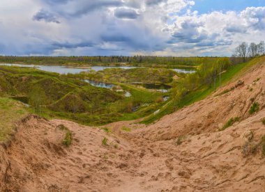 Kapalı bir kum çukurunun bahar manzarası. 