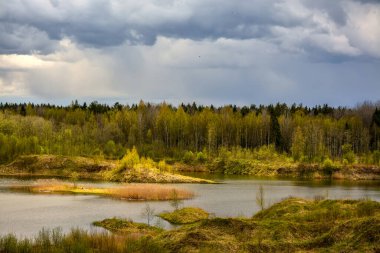 Kapalı bir kum çukurunun bahar manzarası. 