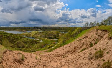 Kapalı bir kum çukurunun bahar manzarası. 