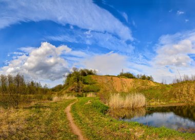 Kapalı bir kum çukurunun bahar manzarası. 