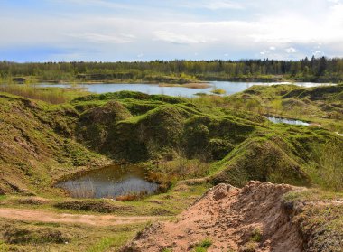 Kapalı bir kum çukurunun bahar manzarası. 