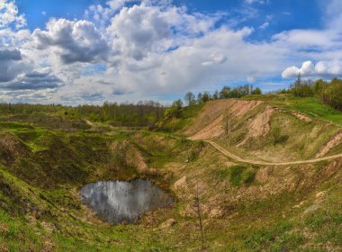 Kapalı bir kum çukurunun bahar manzarası. 