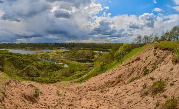 Kapalı bir kum çukurunun bahar manzarası. 