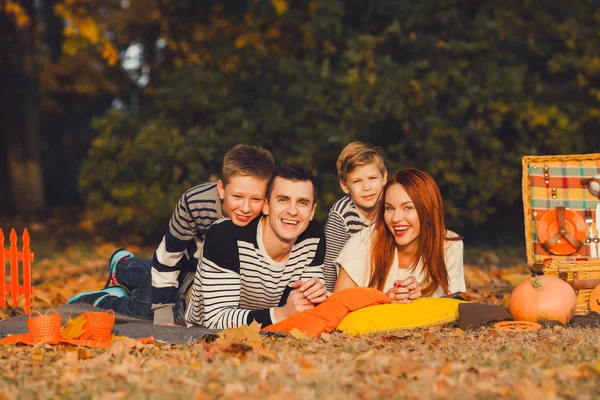 Happy halloween! A mother and her daughter carving pumpkin. Happy family preparing for Halloween — Stock Photo, Image