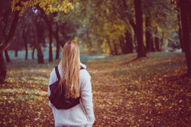 Sokağın ortasında poz deli kadın