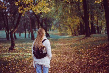 Sokağın ortasında poz deli kadın