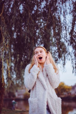 Sokağın ortasında poz deli kadın