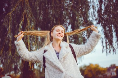 Sokağın ortasında poz deli kadın