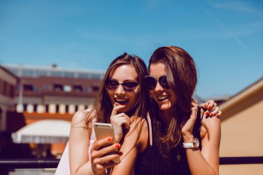 Genç kız arkadaş selfie smartphone kullanarak güzel