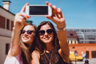 Güzel kadın sokakta smartphone ile poz