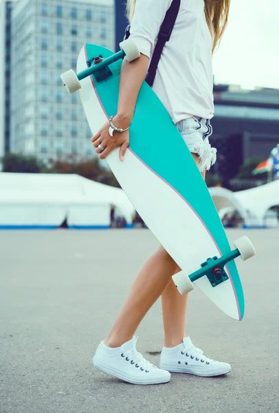 Gadis cantik berpose dengan longboard, gaya hipster — Stok Foto