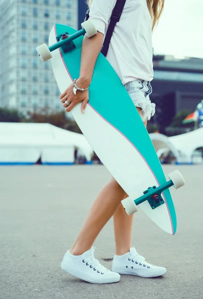 Menina beleza posando com longboard, estilo hipster — Fotografia de Stock