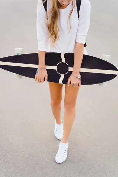 Jovem posando na rua com longboard, skate, estilo hipster, close-up ao ar livre retrato, tênis, jeans jeans — Fotografia de Stock