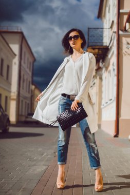 Güzel esmer kadın.