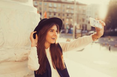 Kız selfie Caddesi üzerinde yapar.