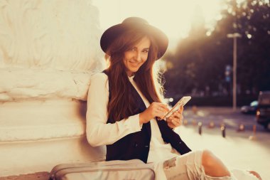 Akıllı telefon kullanan genç kız.