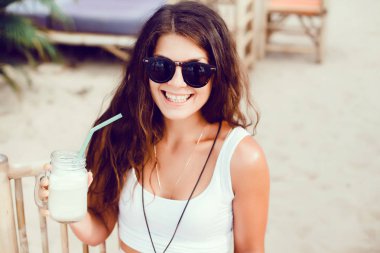 Kız içme sebze güler yüzlü