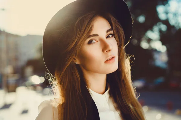 Bonita chica posando en sombrero — Foto de Stock