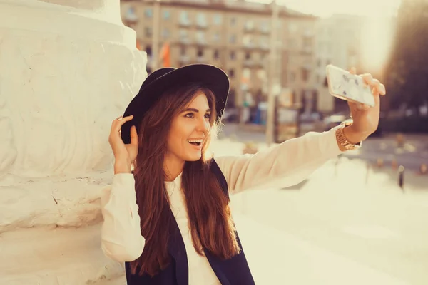 Ragazza fa selfie sulla strada — Foto Stock