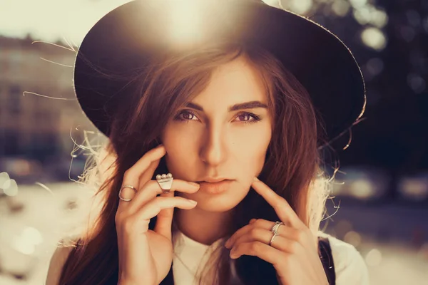 Bonita chica posando en sombrero — Foto de Stock