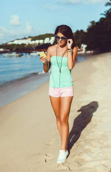 해변에 산책 하는 스마트폰으로 여자 — 스톡 사진